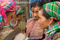 Mercado de Bac Ha. Las mujeres de la étnia Hmong Flower venden y compran todo tipo de telas.